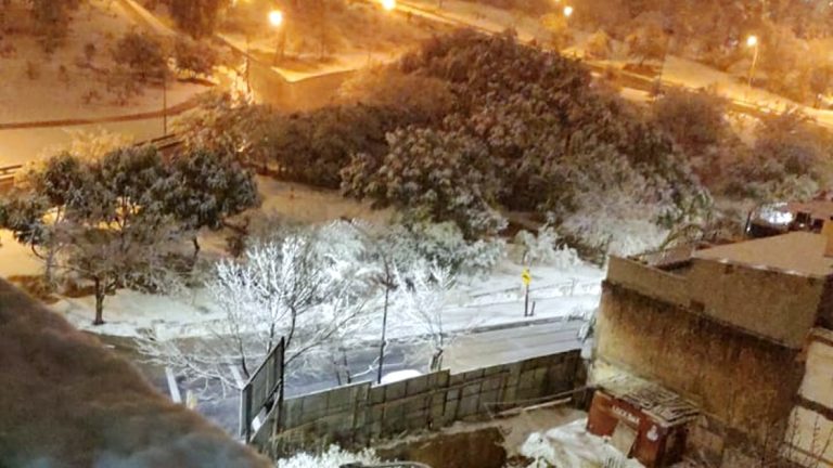 La ciudad de Córdoba amaneció nevada