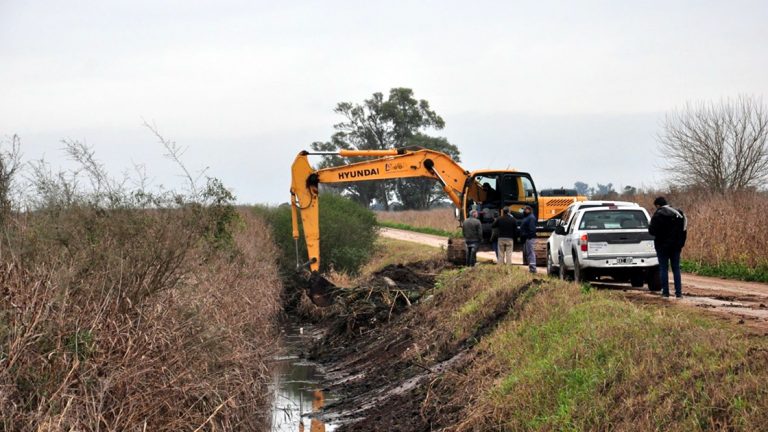 El municipio continúa con la limpieza profunda de los canales de desagües pluviales