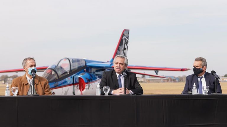 El Presidente encabezó en Córdoba la entrega a la Fuerza Aérea de una novedosa versión del Pampa III