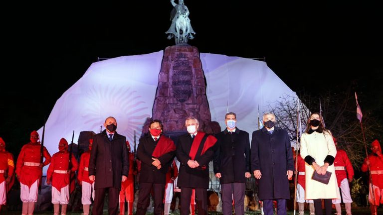 El Presidente participó del Toque de Silencio en honor al general Güemes, al cumplirse 200 años de su muerte