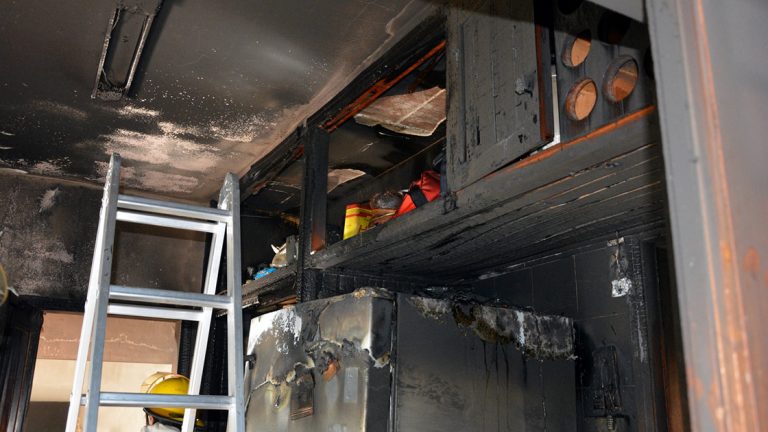 Bomberos intervino en incendio con daños materiales