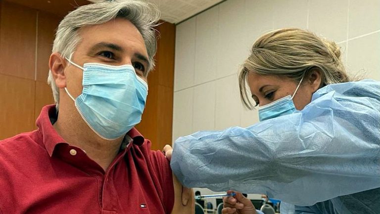 Llaryora dio positivo para coronavirus y permanece en aislamiento