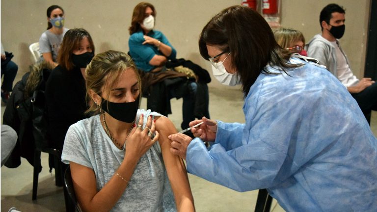 Covid-19: Mayores de 40 podrán vacunarse sin turno previo con la primera dosis