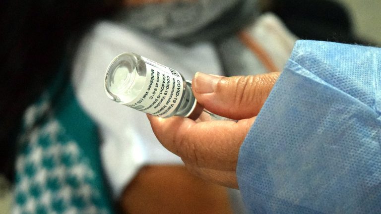 Sinopharm y Sputnik V muestran eficacia frente a Delta, pero la segunda dosis es clave