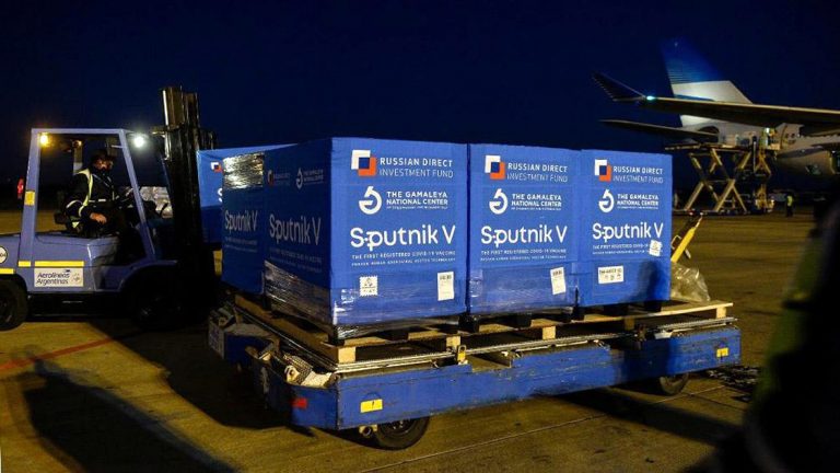 Llegó cargamento de componente 2 de Sputnik V para producir más de 750 mil vacunas