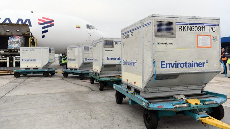 Llega al país otro vuelo de China con más vacunas Sinopharm