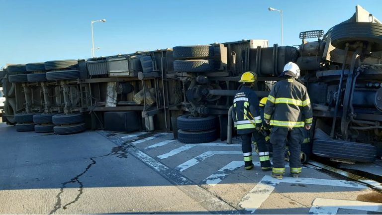 Volcó un camión en el ingreso sur a la ciudad