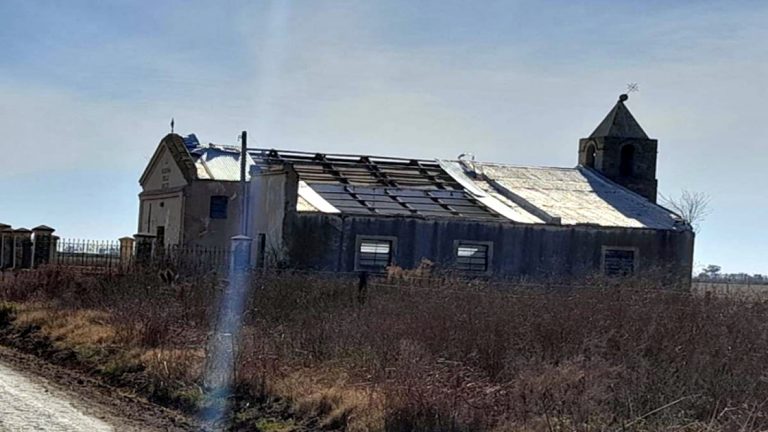 Techó su casa con chapas robadas de una capilla de Josefina