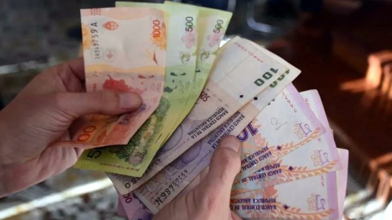 Los salarios crecieron en abril, pero siguen por debajo de la inflación