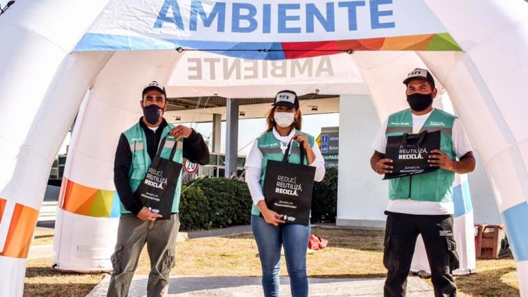 Ambiente concientiza sobre la importancia de reducir el uso de las bolsas de plástico