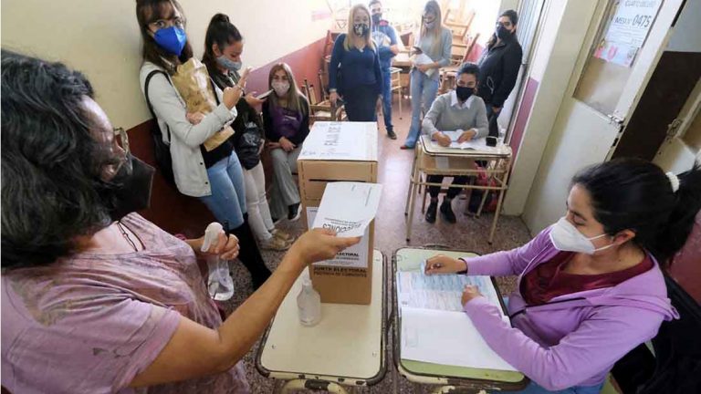 Votar en pandemia: habrá prioridad a grupos de riesgo y mínimo contacto en las mesas