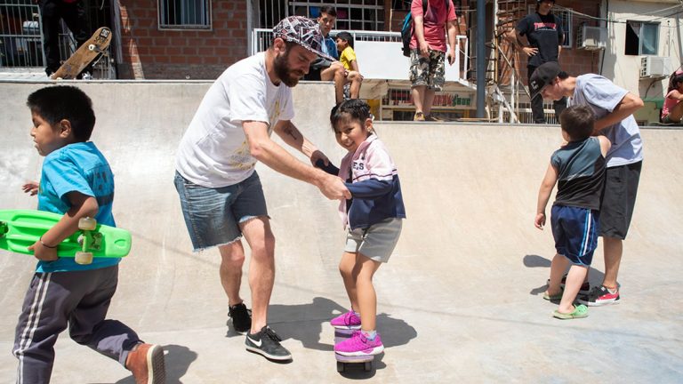 Es sanfrancisqueño, enseña skate en la Villa 31 y es candidato a diputado
