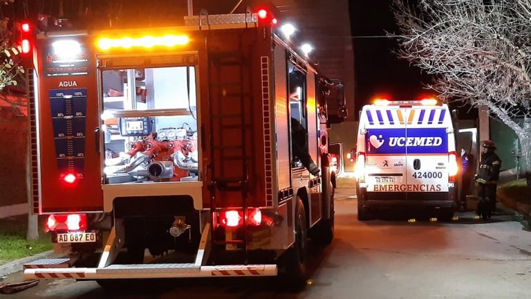 Importantes daños materiales y una familia a salvo tras incendio en vivienda