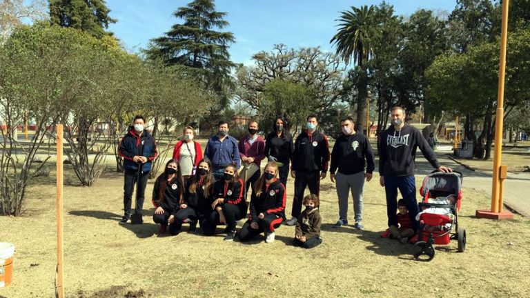 Plaza General Paz: El Centro Vecinal junto a El Tala plantaron árboles