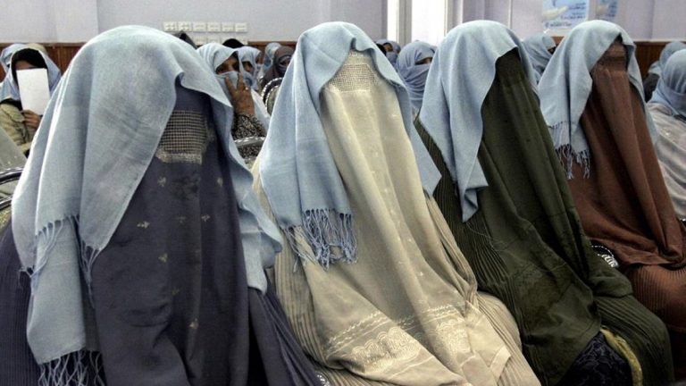 Qué les espera a las mujeres bajo el régimen talibán: 29 prohibiciones que deberán cumplir