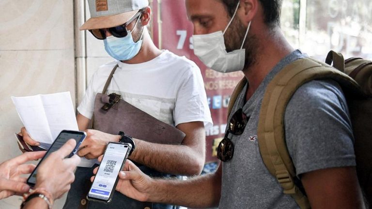 Cada vez más países implementan el pase sanitario contra el Covid-19