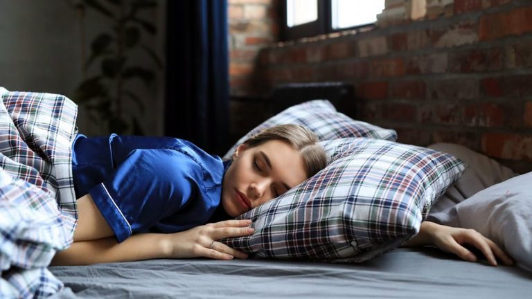 Según un estudio, las siestas cortas no suplen la falta de sueño