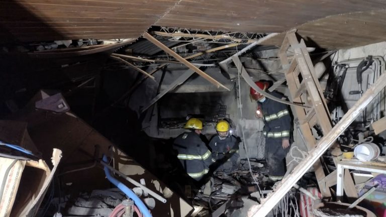 Graves daños materiales tras explosión en vivienda