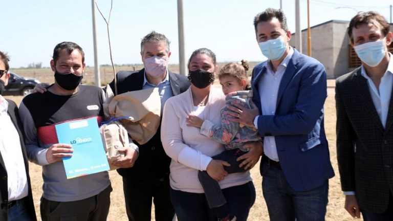 Freyre: Calvo entregó lotes a beneficiarios del programa Lo Tengo