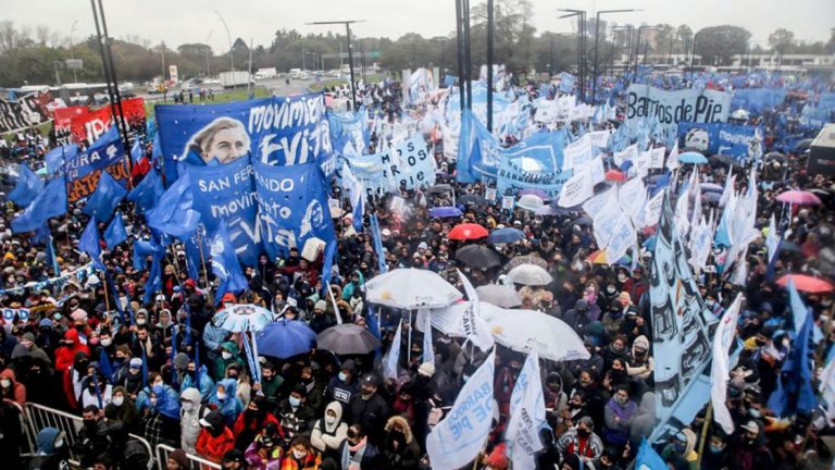 Movimientos sociales marchan en apoyo al Presidente y por la unidad del Frente de Todos