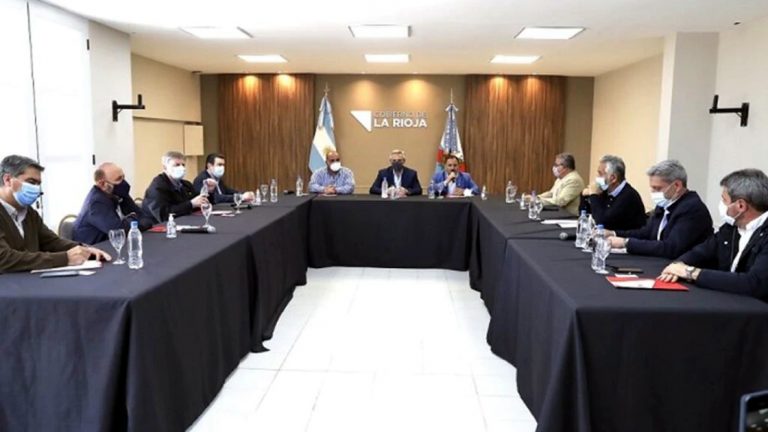 Crisis: Fernández prometió shock de consumo y alineó a gobernadores