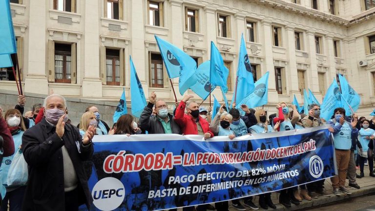UEPC marchó hacia el TSJ: «Córdoba tiene la peor jubilación docente del país»