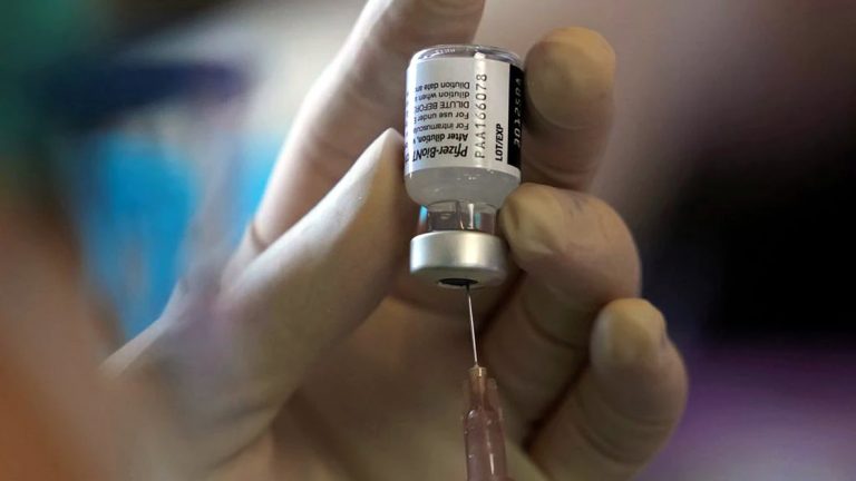 Continúan vacunando con tercera dosis