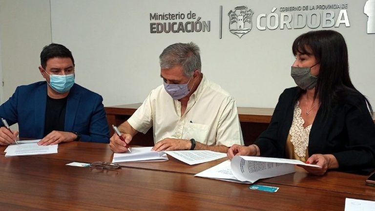 Educación: estudiantes recibirán formación en competencias para la industria del plástico