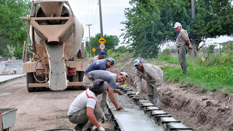 La pavimentación no se detiene y avanza en distintos frentes