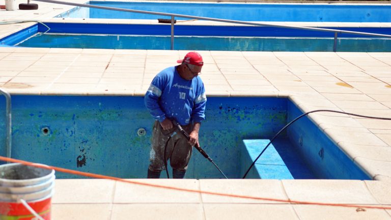 El Polideportivo Municipal se prepara para recibir el verano
