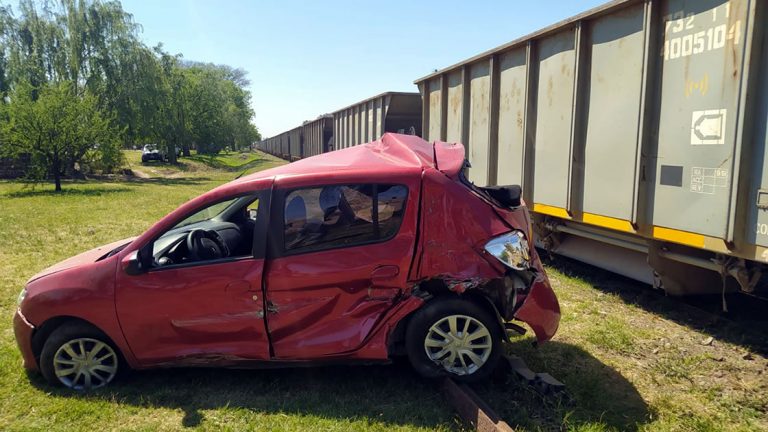 Un tren embistió a un automóvil en un cruce de vías
