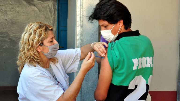 Comenzó la vacunación contra el coronavirus en colegios secundarios de la ciudad