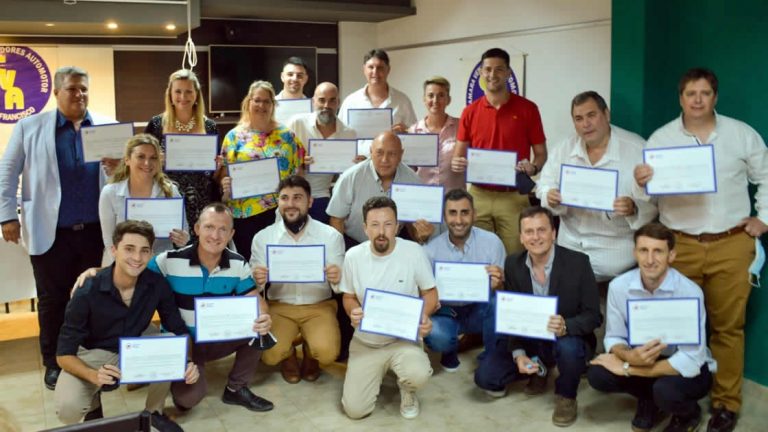 Se entregaron los certificados a los Diplomados en Gestión del Comercio Automotor.