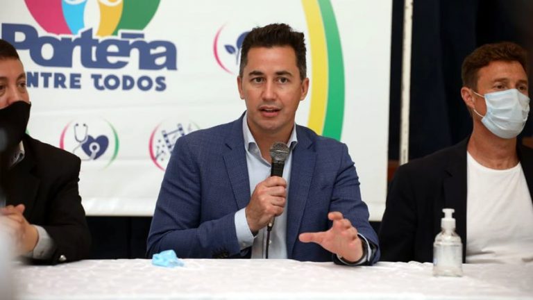 Calvo supervisó obras y firmó convenios en la región