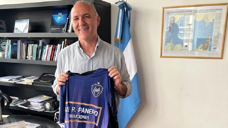 La camiseta “pingüina” llegó al secretario de la Antártida