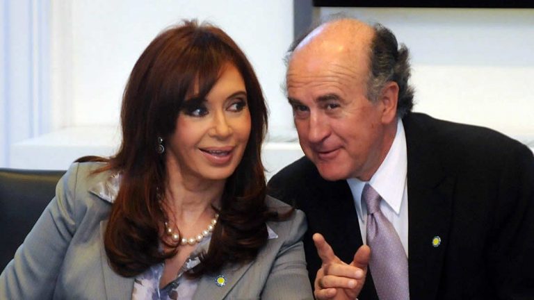 «Fútbol o Muerte»: Oscar Parrilli y Cristina Kirchner, como si el mundo se hubiera quedado congelado en 2015