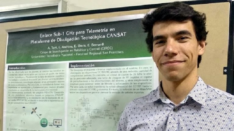 La experiencia de un graduado de UTN que trabaja para una empresa que fabrica satélites