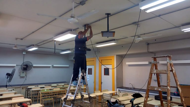 CRES: Instalaron los equipos para dos aulas híbridas