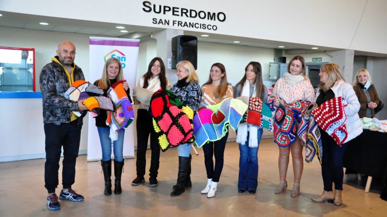“Al frío le ponemos corazón”: primera entrega de abrigos