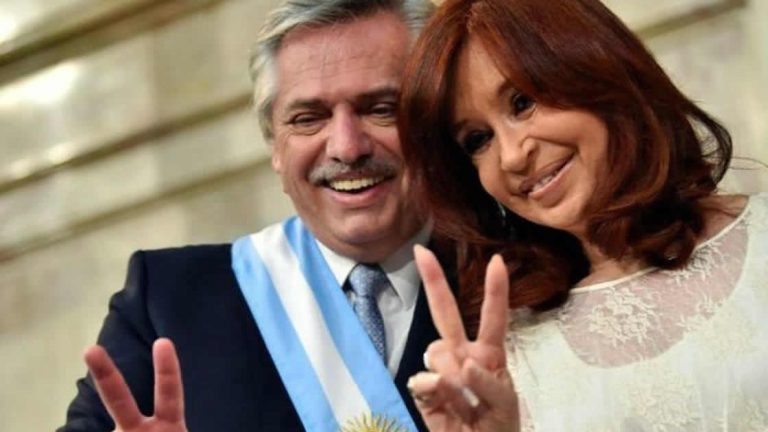 Los dedos en el enchufe