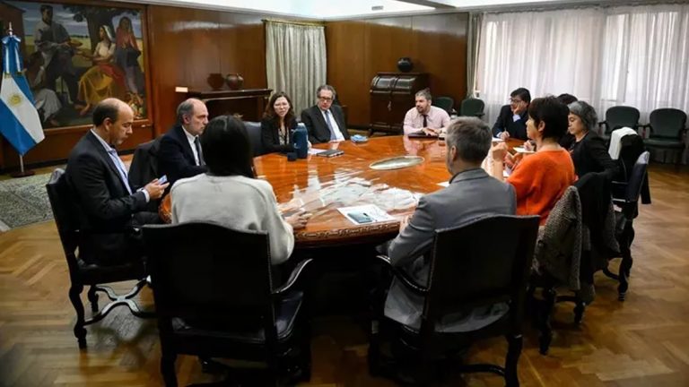 Las dos medidas del Gobierno para frenar la disparada del dólar blue
