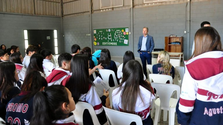 Bernarte compartió una clase con alumnos del colegio Fasta Jesús de la Misericordia