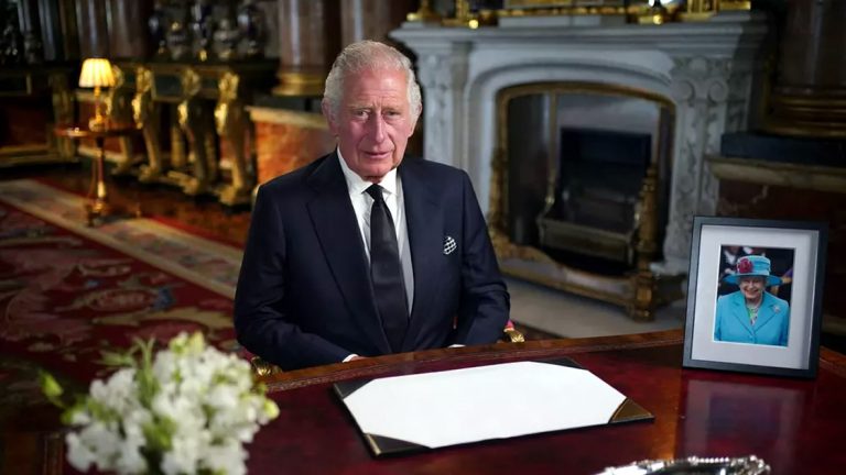 En su primer discurso, Carlos III se comprometió a servir a los británicos