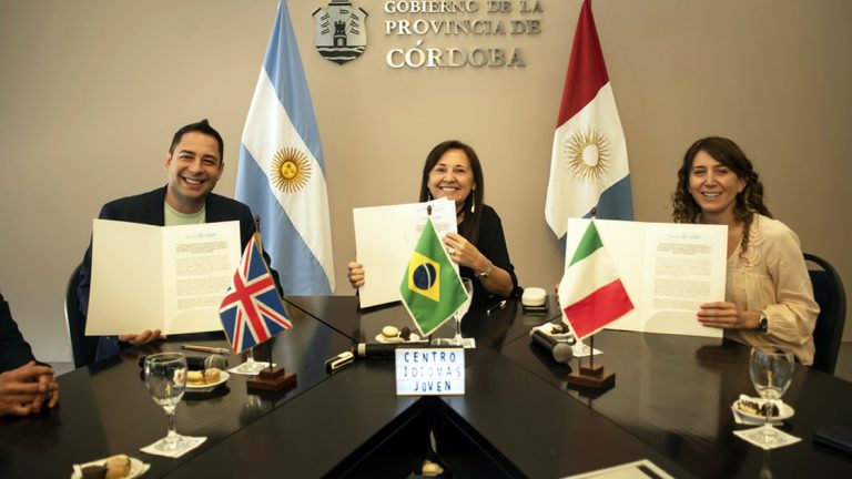 Nuevo entendimiento para brindar cursos gratuitos de idiomas