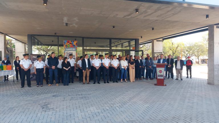 La provincia entregó móviles y motocicletas a la policía