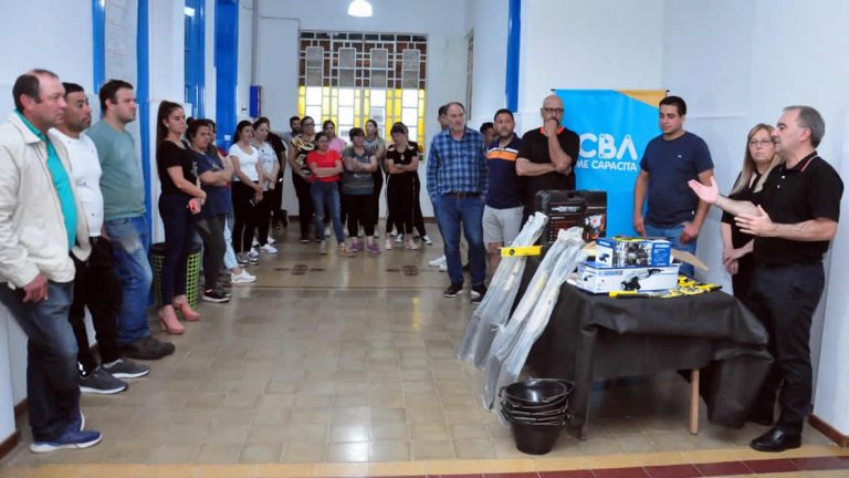 El municipio entregó herramientas a tres cursos del CEDER