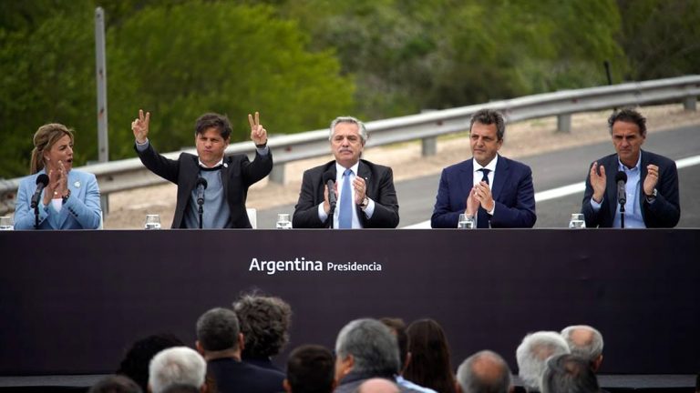 Por la inflación, el Gobierno otorgará un bono de $ 45 mil y buscará apuntalar los salarios