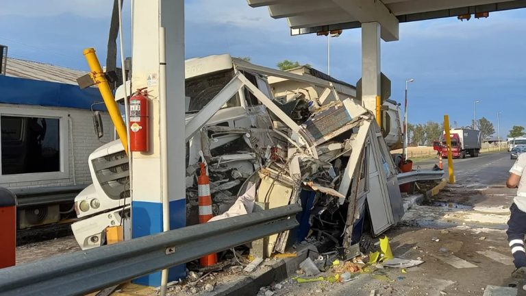 Dos lesionados en impactante choque a la cabina del peaje de Devoto