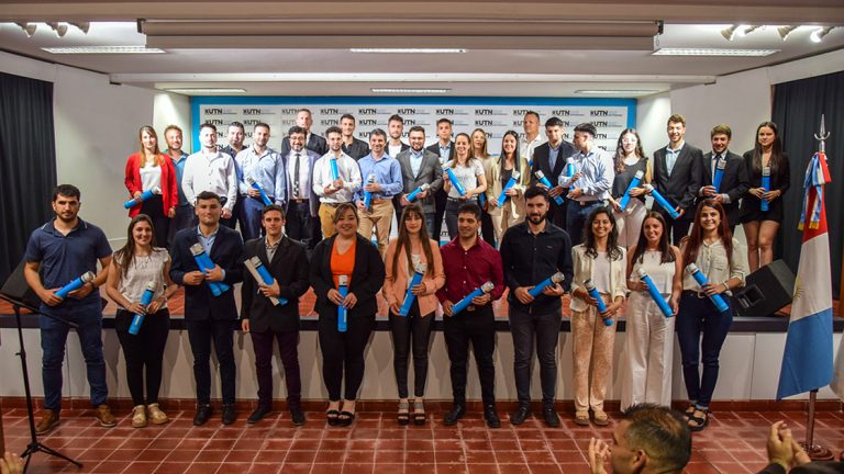 En un acto cargado de emoción y alegría se entregaron más de cien títulos de pregrado, grado y posgrado en UTN