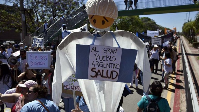 Ofertan salario inicial de 200 mil pesos para médicos sin especialidad